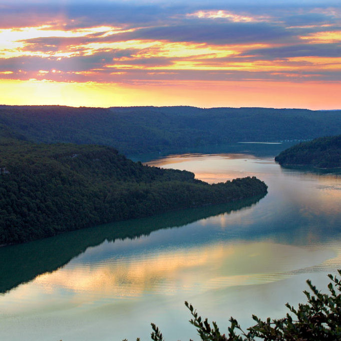 Coucher de soleil sur le lac de Vouglans